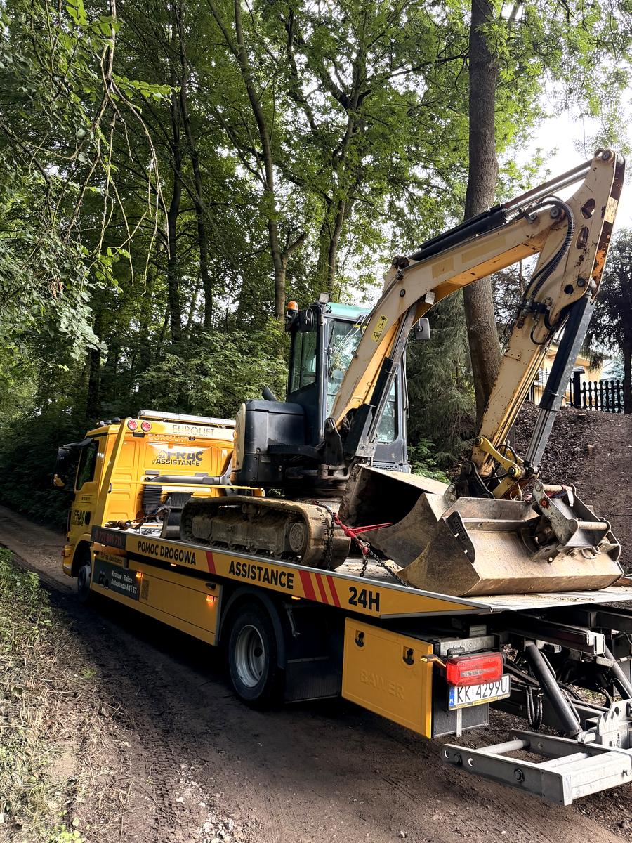 Transport minikoparki gąsienicowej na lawecie Frąc Assistance na leśnej drodze